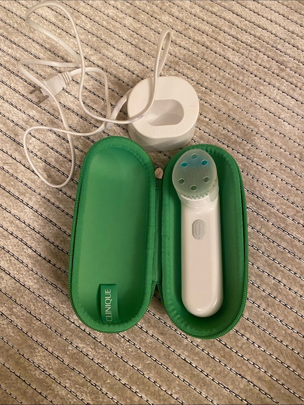Clinique Portable Sonic Cleansing Brush White with Bright Green Case
